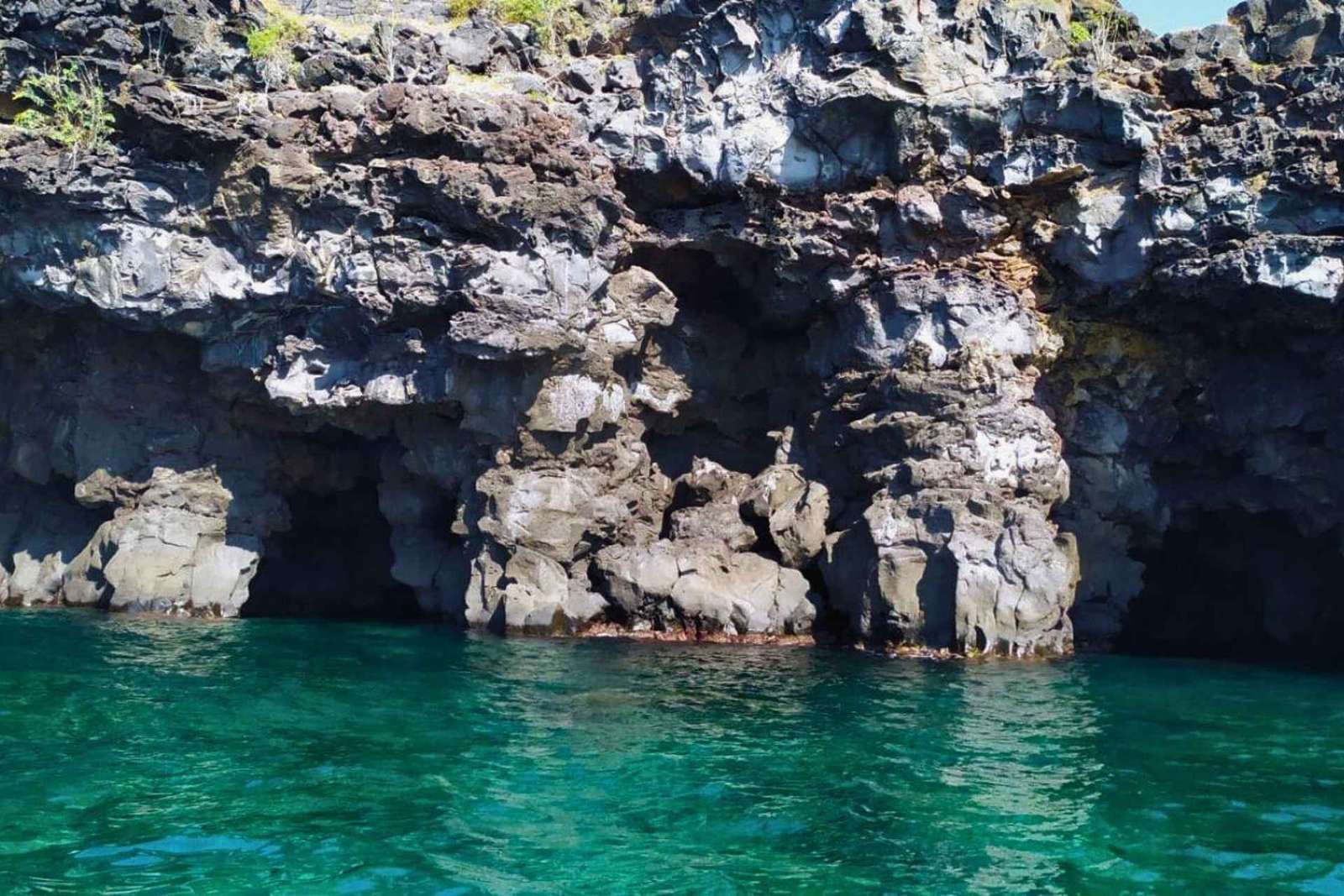 Tour in barca di Aci Trezza Costa del Ciclope, cultura, nuoto nelle grotte, gastronomia
