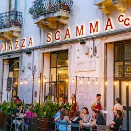 Catania: Degustazione di vini vulcanici in un mercato metropolitano