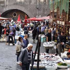 Tour de comida callejera en Catania: mercado y dulces