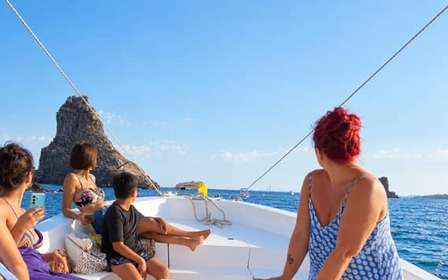Paseo en barco por Aci Trezza: farallones, Lachea y baño