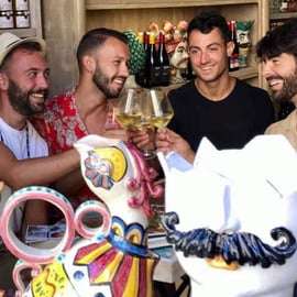 Degustazione di vini siciliani in un'enoteca barocca a Catania