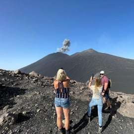 Etna: Tour guidato dei crateri superiori settentrionali in 4x4 con trekking