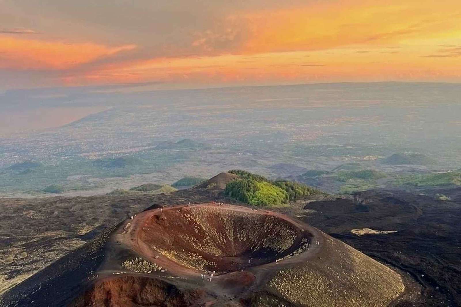 Excursion au coucher du soleil sur l'Etna : grotte de lave