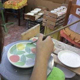 Laboratorio di ceramica a Catania con un esperto locale
