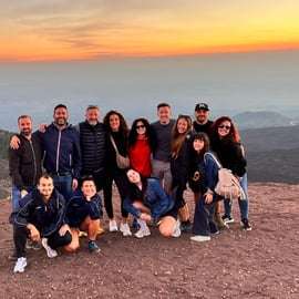 Excursion au coucher du soleil sur l'Etna : grotte de lave