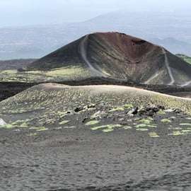 Tour en 4x4 por el Etna: cueva de lava y degustación