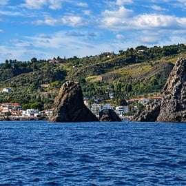 Cyclops Riviera Boat Tour from Acitrezza with Swim Stop