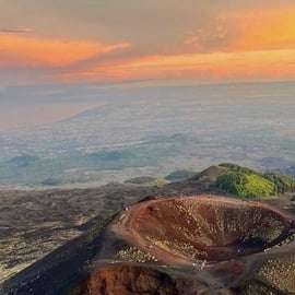 Excursion au coucher du soleil sur l'Etna : grotte de lave