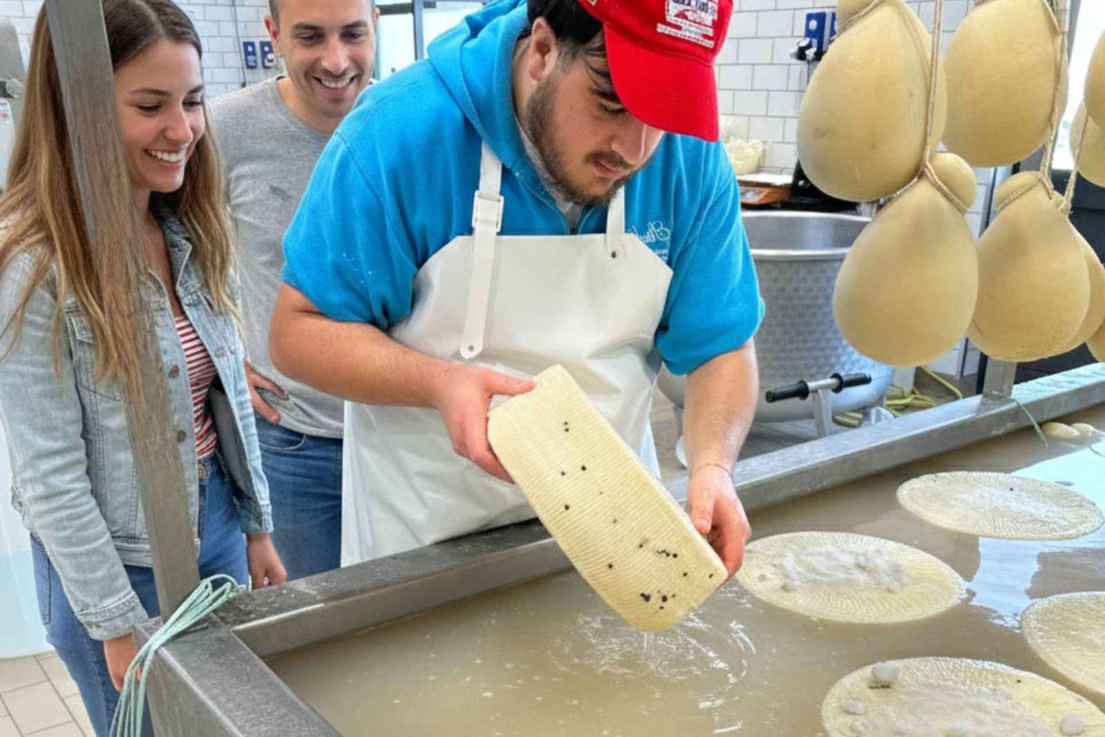 Kaasmakerij bij Catania: mozzarella zien maken en kazen proeven
