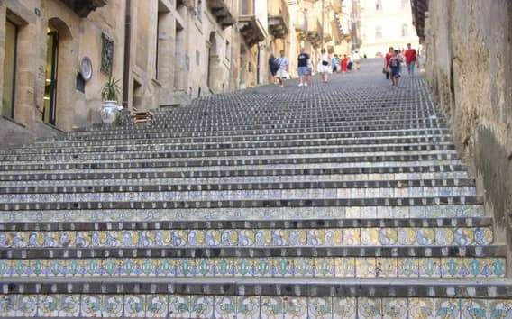 Cataniából: Caltagirone és Piazza Armerina túra villásreggelivel