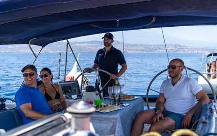 Paseo en barco desde Catania con aperitivo y esnórquel