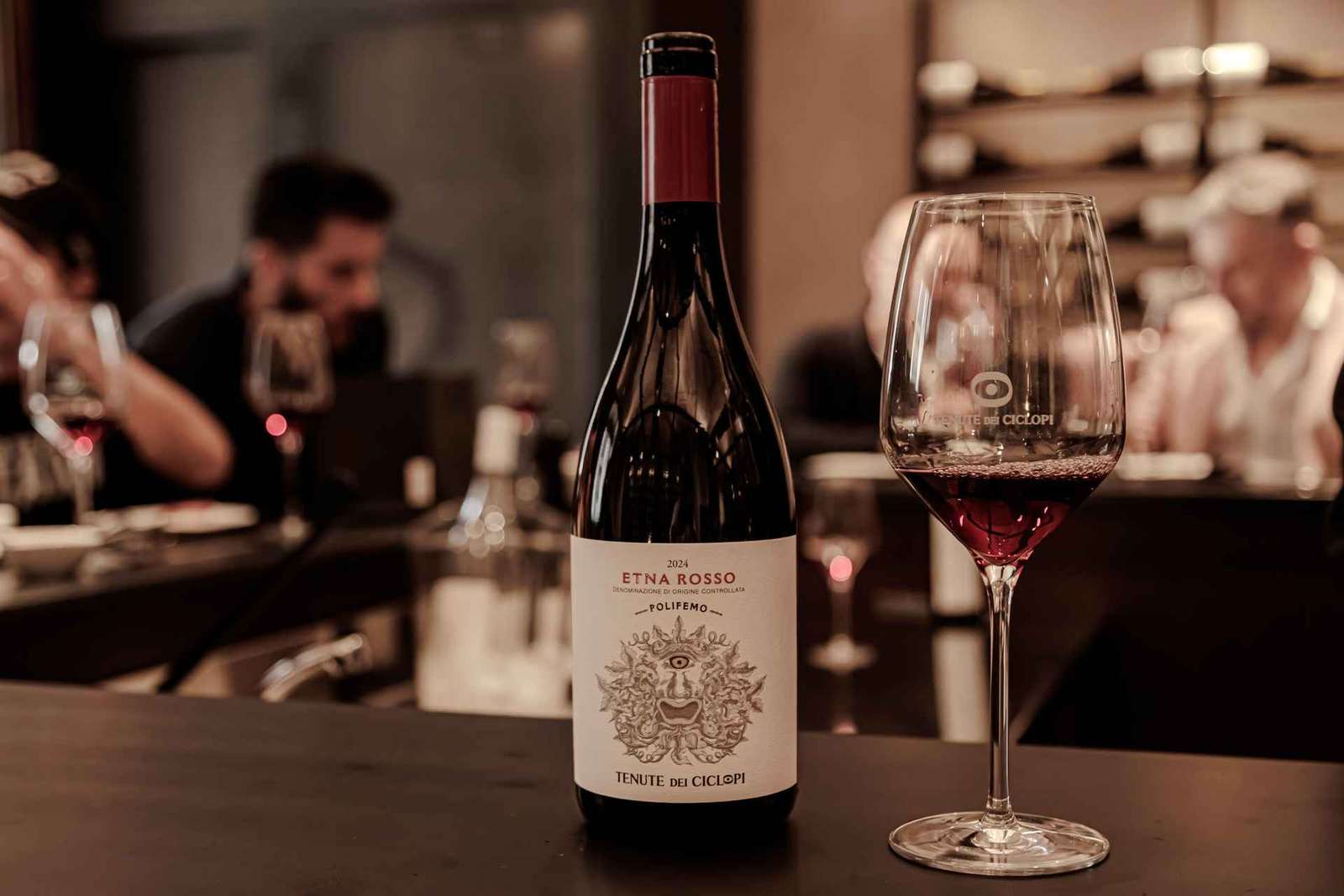 Degustazione di vini dell'Etna a Catania, vicino al Duomo