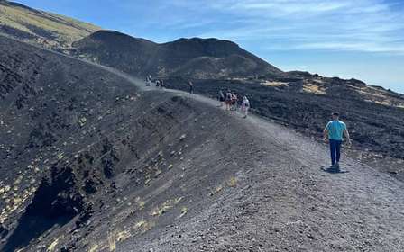 Tour por el Etna con guía: lava, cueva y degustación