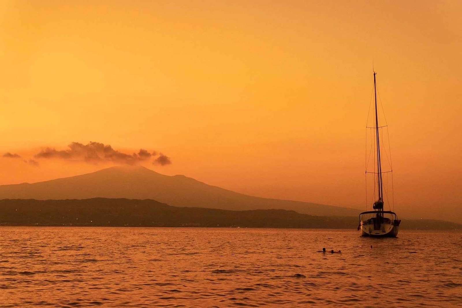 Sunset Sailing Tour in Catania with Aperitif and Dinner