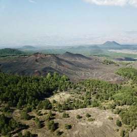 Tour en 4x4 por el Etna: cueva de lava y degustación