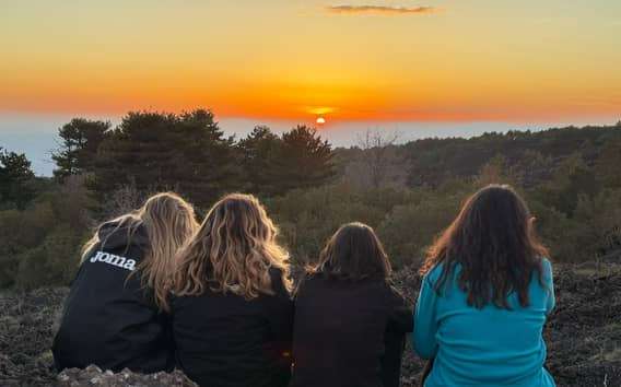 Etna-naplementés túra Catániából lávabarlanggal és kóstolóval