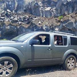 Etna in jeep con pranzo e vini: grotte laviche e vigneti
