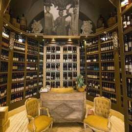 Degustazione di vini siciliani in un'enoteca barocca a Catania