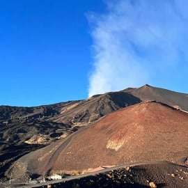 Excursion au coucher du soleil sur l'Etna : grotte de lave