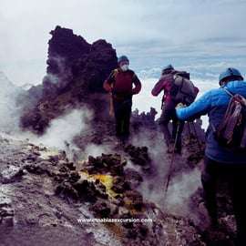 Wandeling naar de top van de Etna met dronevideo