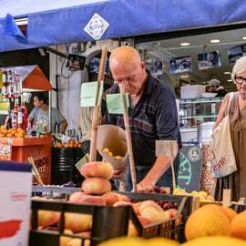 Tour a pie por Catania y clase de cocina tradicional con vino