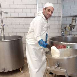 Kaasmakerij bij Catania: mozzarella zien maken en kazen proeven