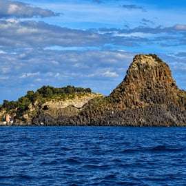 Cyclops Riviera Boat Tour from Acitrezza with Swim Stop