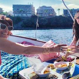 Tour in barca di Aci Trezza Costa del Ciclope, cultura, nuoto nelle grotte, gastronomia