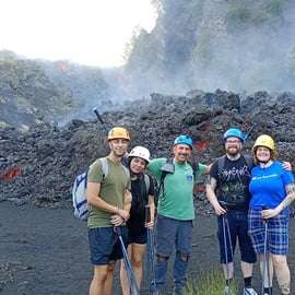 Etna in jeep con pranzo e vini: grotte laviche e vigneti