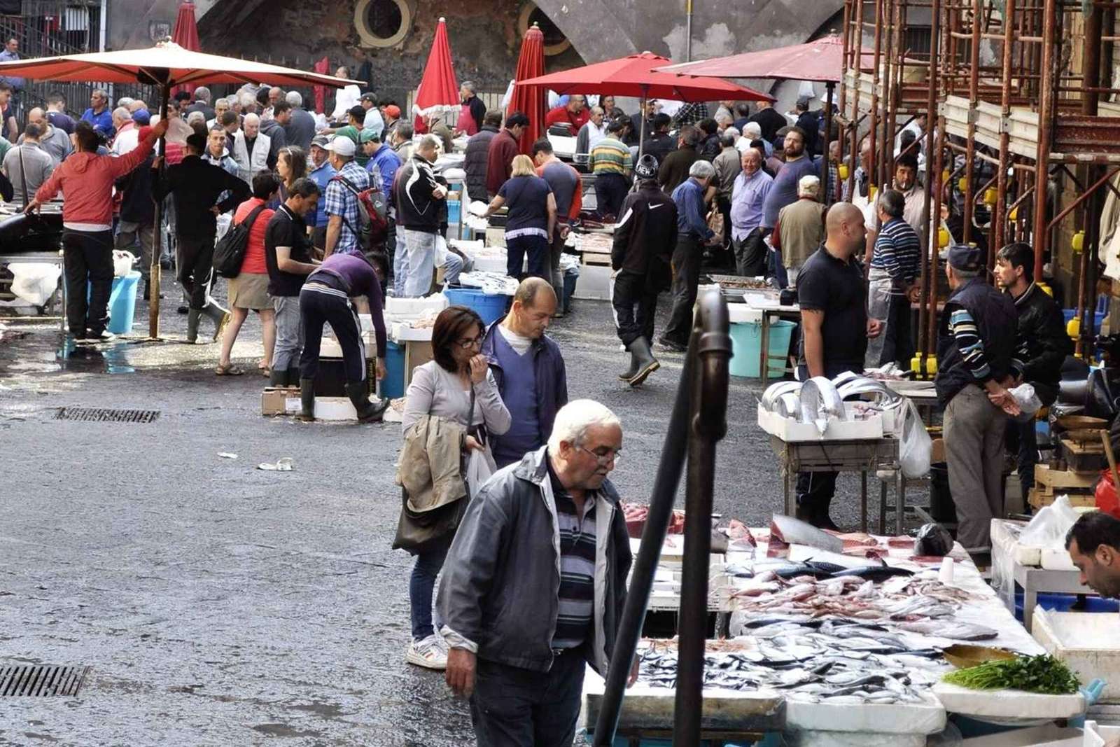 Tour de comida callejera en Catania: mercado y dulces