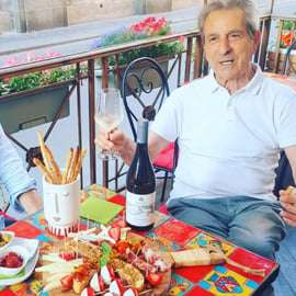 Degustazione di vini siciliani in un'enoteca barocca a Catania