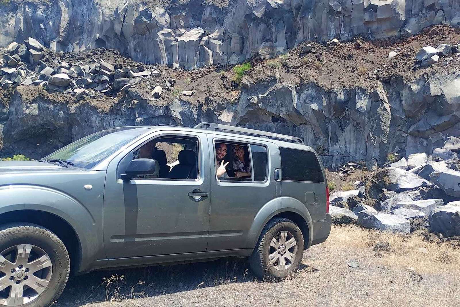 Etna in jeep con pranzo e vini: grotte laviche e vigneti
