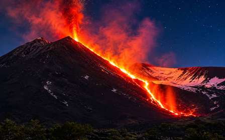Etna al atardecer: recogida en Catania, con guía, degustación y kit de cuevas