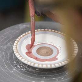 Laboratorio di ceramica a Catania con un esperto locale
