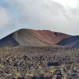 Etna-tour met wijnproeverij, lavagrot en lunch in een cantina