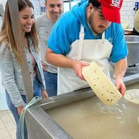 Kaasmakerij bij Catania: mozzarella zien maken en kazen proeven
