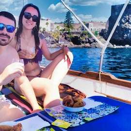 Tour in barca di Aci Trezza Costa del Ciclope, cultura, nuoto nelle grotte, gastronomia