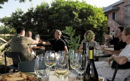 Cata de vinos del Etna en Sant'Alfio con maridaje