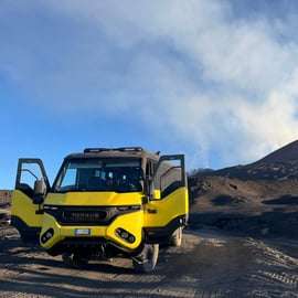 Etna: Tour guidato dei crateri superiori settentrionali in 4x4 con trekking